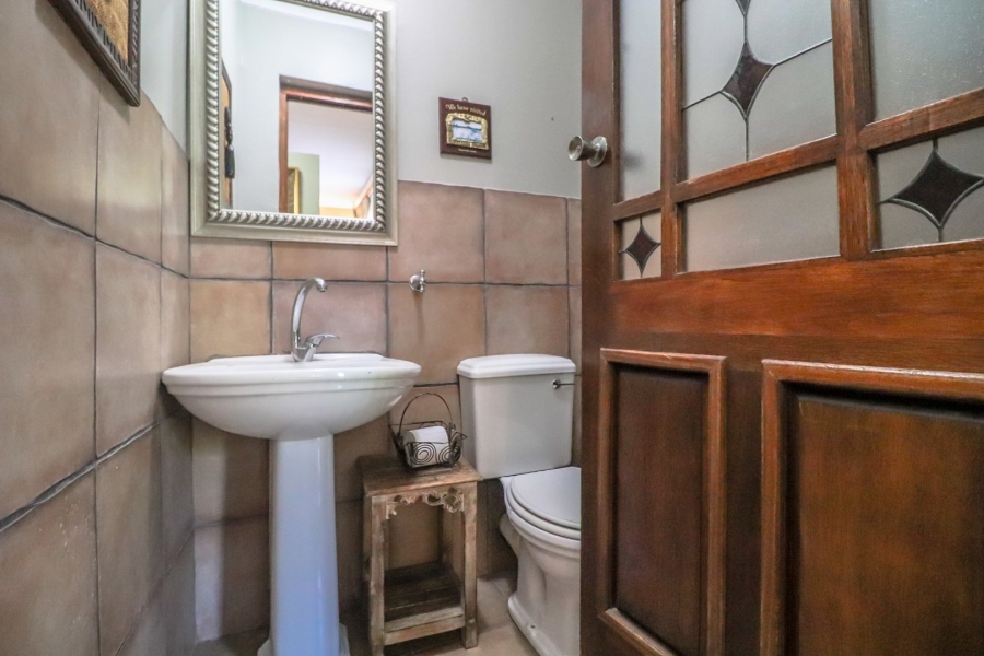 6 Bedroom Property for Sale in Heuwelsig Free State